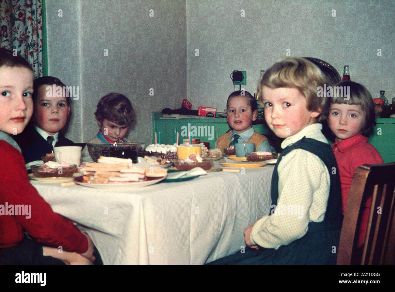 Geburtstagsfeier für den sechs Jahre alten Ian Pilbeam, der nächsten Kamera, im Februar 1960 in einem Reihenhaus aufgenommen wurde Stockfoto