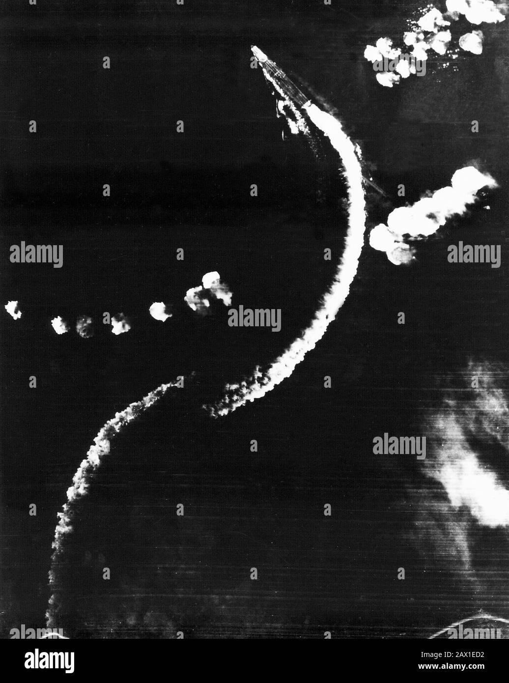 JUNI, USA: SCHLACHT IN DER MITTE. Der japanische Flugzeugträger Hiryu manövriert, um Bomben zu vermeiden, die von Bombern der USAAF Boeing B-17E Flying Fortress während der Schlacht um Midway am 4. Juni 1942 abgeworfen wurden. - WELTKRIEG - Zweiter Weltkrieg - SECONDA GUERRA MONDIALE - Foto Storiche storica - HISTORIENFOTOS - Stati Uniti d' America - Bombardamento - Nave - Marine - mare - SEA - attacco aereo - USA - GIAPPONE - GUERRA DEL PAZIFICO - OCEANO - OCEAN PACIFIC - BATTAGLIA - SCHLACHT - Aeroplano - Inseln - Midway-Atoll - Die Schlacht von Midway - HAWAY - AVIAZIONE - Portaerei --- ARCHIVIO GBB Stockfoto