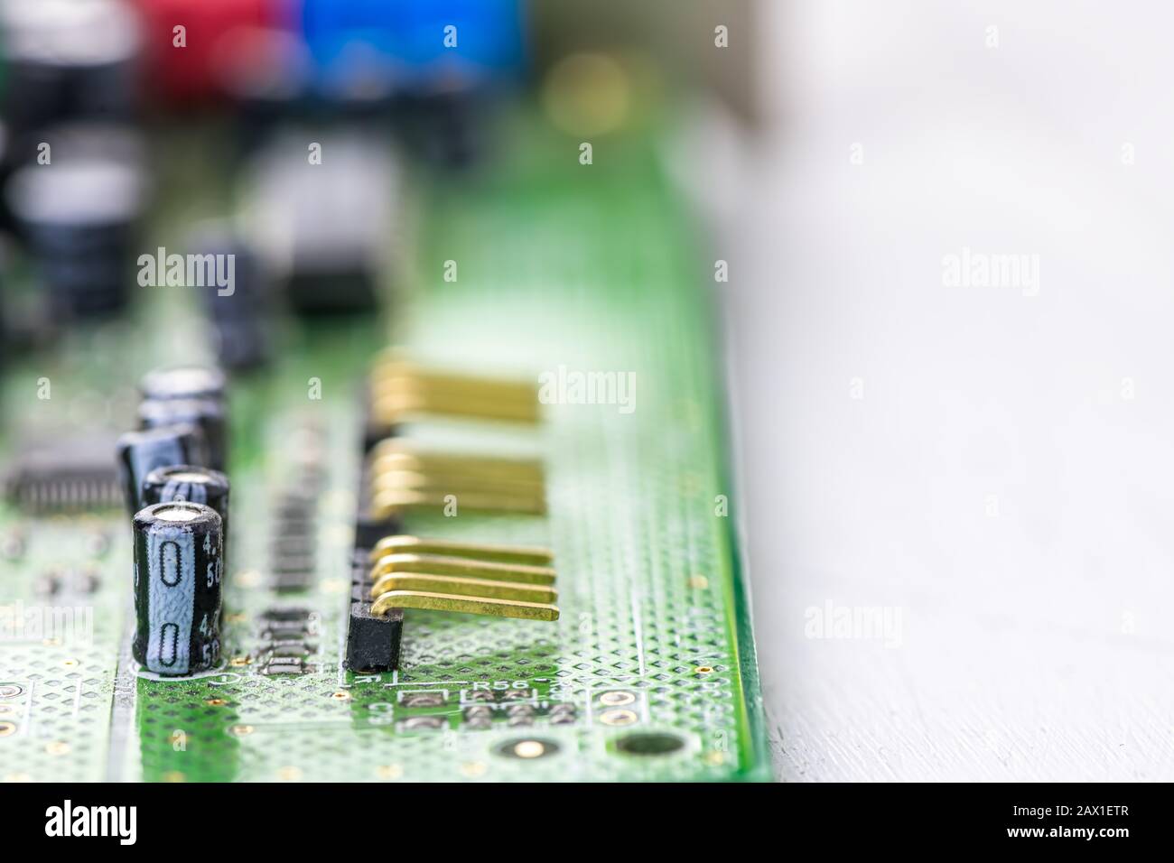 Eine Makroaufnahme der Elektronik auf der Leiterplatte, Kopierraum, IT-Hintergrund Stockfoto