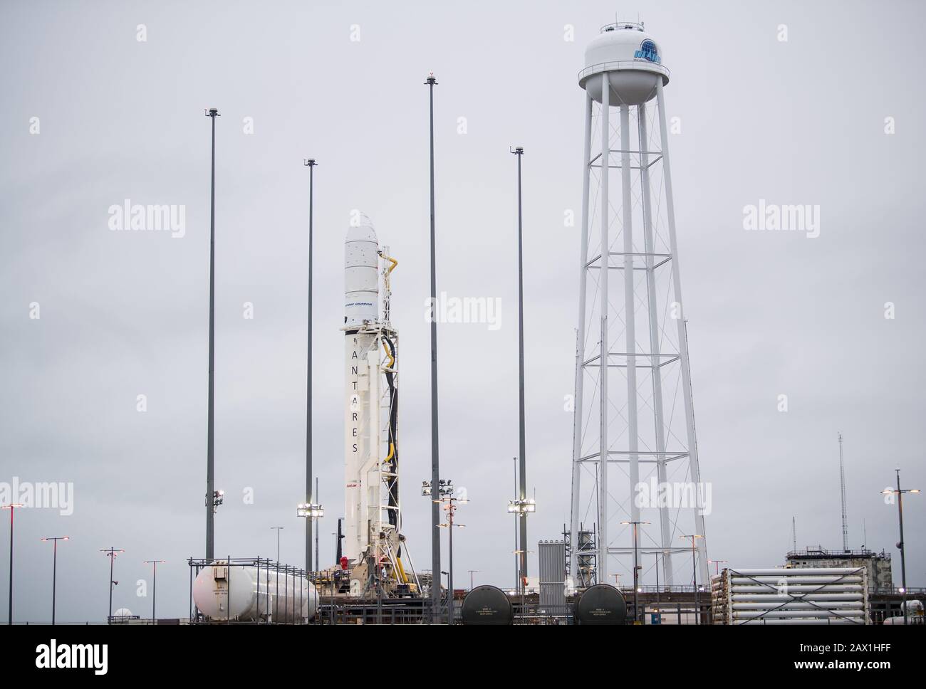 Die Northrop Grumman Antares Rakete mit Cygnus-Nachschub-Raumfahrzeugen an Bord wird auf Pad-0A, in der NASA Wallops Flight Facility 5. Februar 2020 in Wallops, Virginia, in Startposition gebracht. Die kommerzielle Mission zur Rücklieferung von Fracht wird 7.500 Pfund an Lieferungen und Ausrüstung zur Internationalen Raumstation bringen und soll am 9. Februar starten. Stockfoto