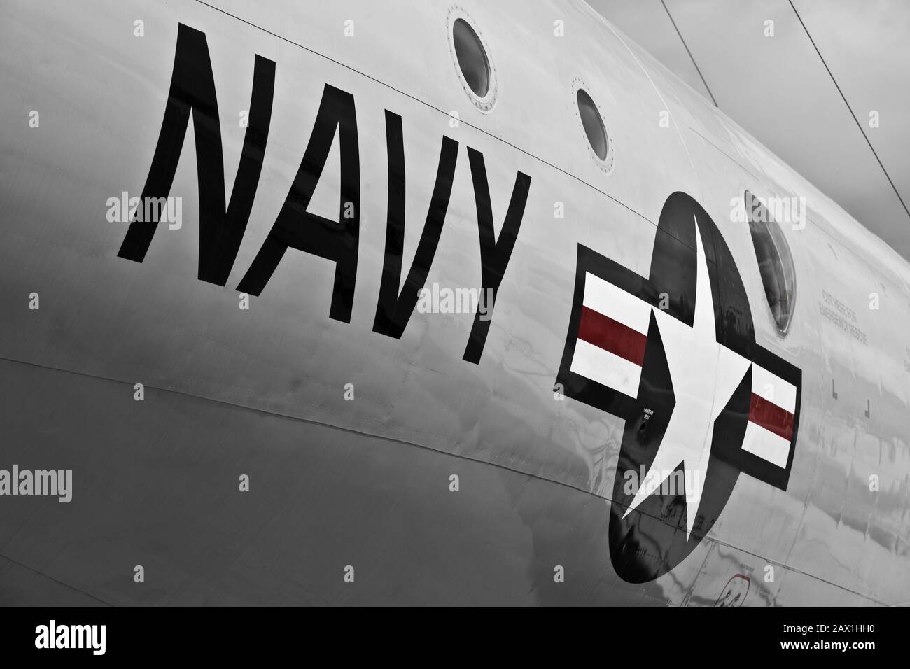 Luqa, MALTA - 25 SEP - USAF Navy Schriftzug auf Rumpf von Militärflugzeugen Stockfoto