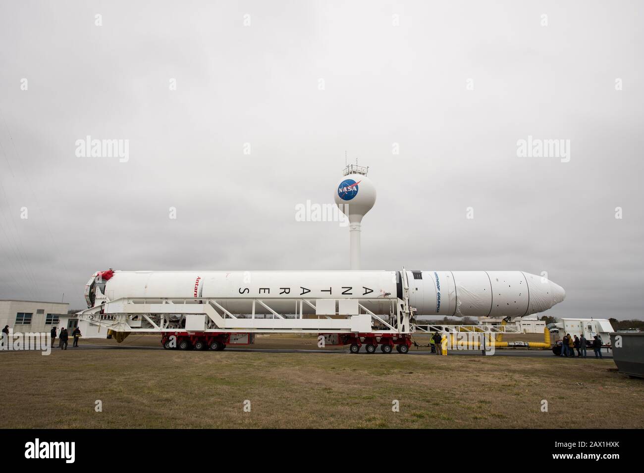 Die Northrop Grumman Antares Rakete mit Cygnus-Nachschub-Raumfahrzeugen an Bord wird zum Start von Pad-0A auf der NASA Wallops Flight Facility 5. Februar 2020 in Wallops, Virginia verlegt. Die kommerzielle Mission zur Rücklieferung von Fracht wird 7.500 Pfund an Lieferungen und Ausrüstung zur Internationalen Raumstation bringen und soll am 9. Februar starten. Stockfoto