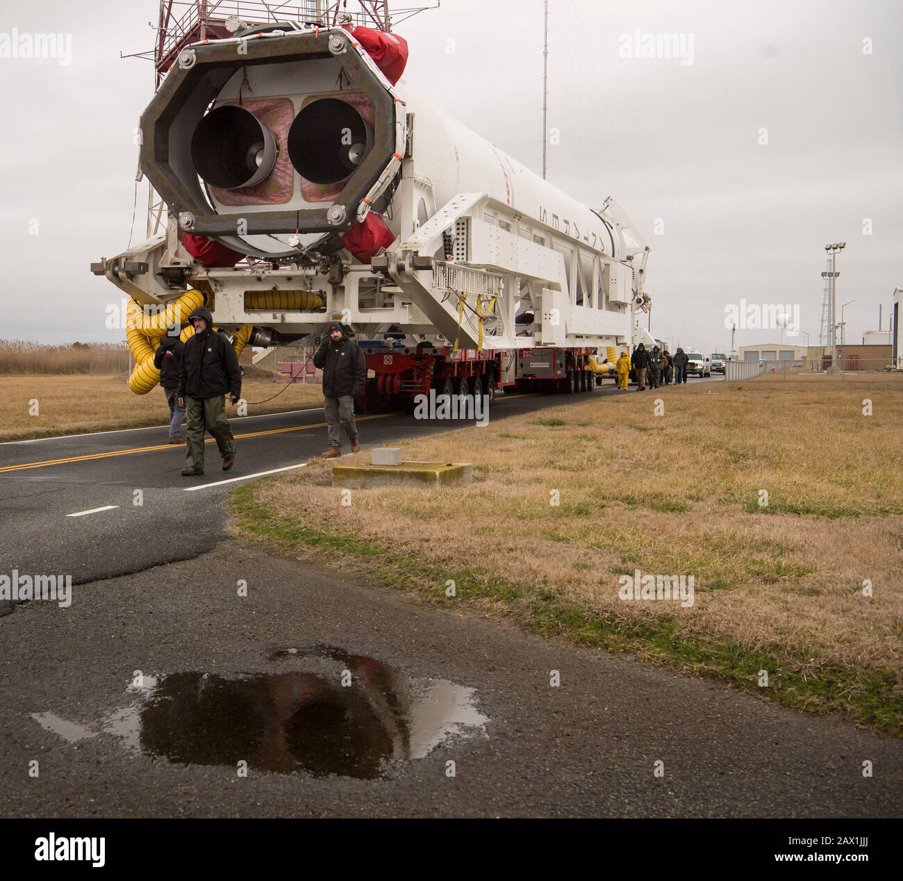 Die Northrop Grumman Antares Rakete mit Cygnus-Nachschub-Raumfahrzeugen an Bord wird zum Start von Pad-0A auf der NASA Wallops Flight Facility 5. Februar 2020 in Wallops, Virginia verlegt. Die kommerzielle Mission zur Rücklieferung von Fracht wird 7.500 Pfund an Lieferungen und Ausrüstung zur Internationalen Raumstation bringen und soll am 9. Februar starten. Stockfoto