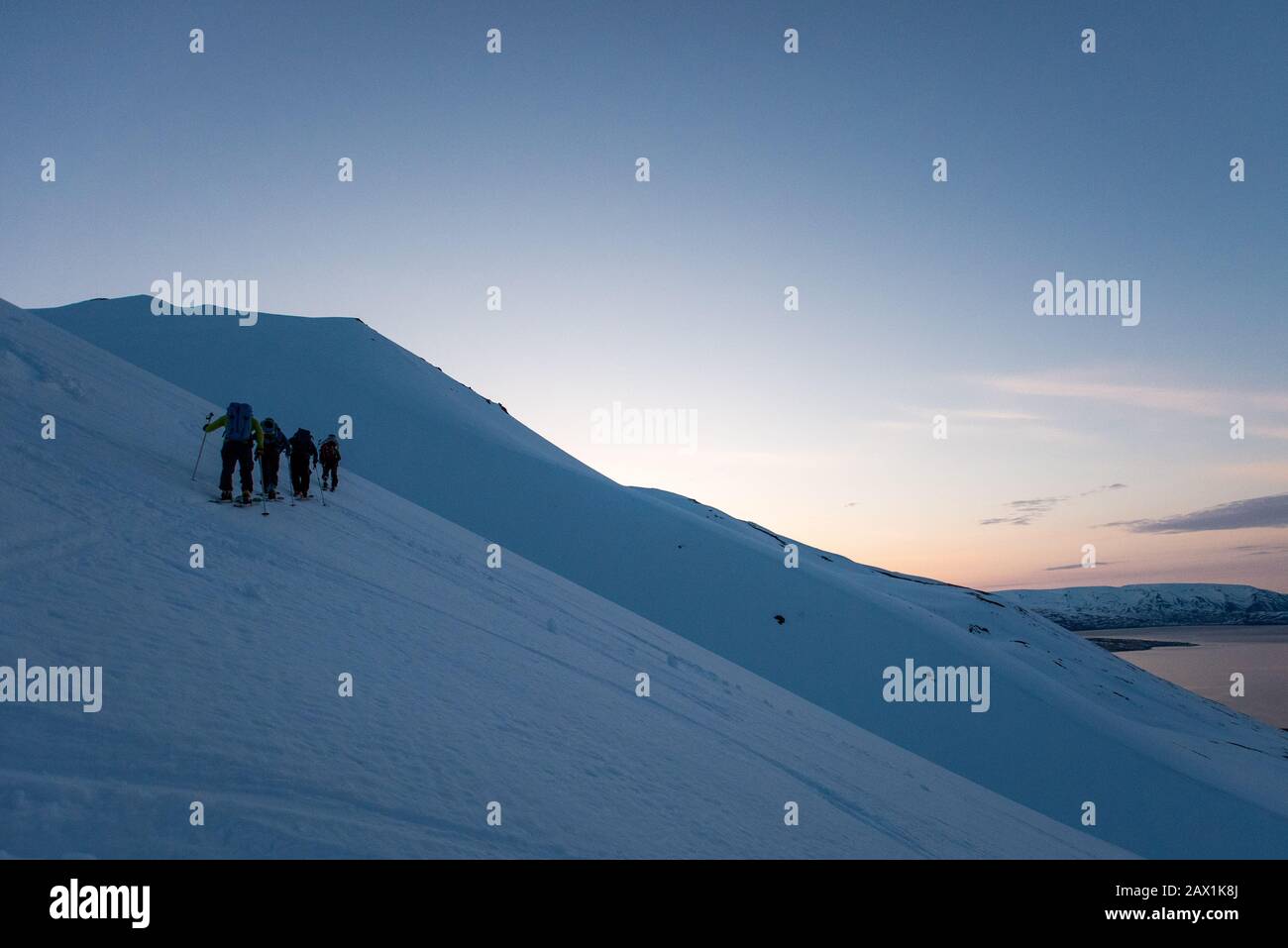 Gruppen-Skitouren in Island bei Sonnenaufgang Stockfoto