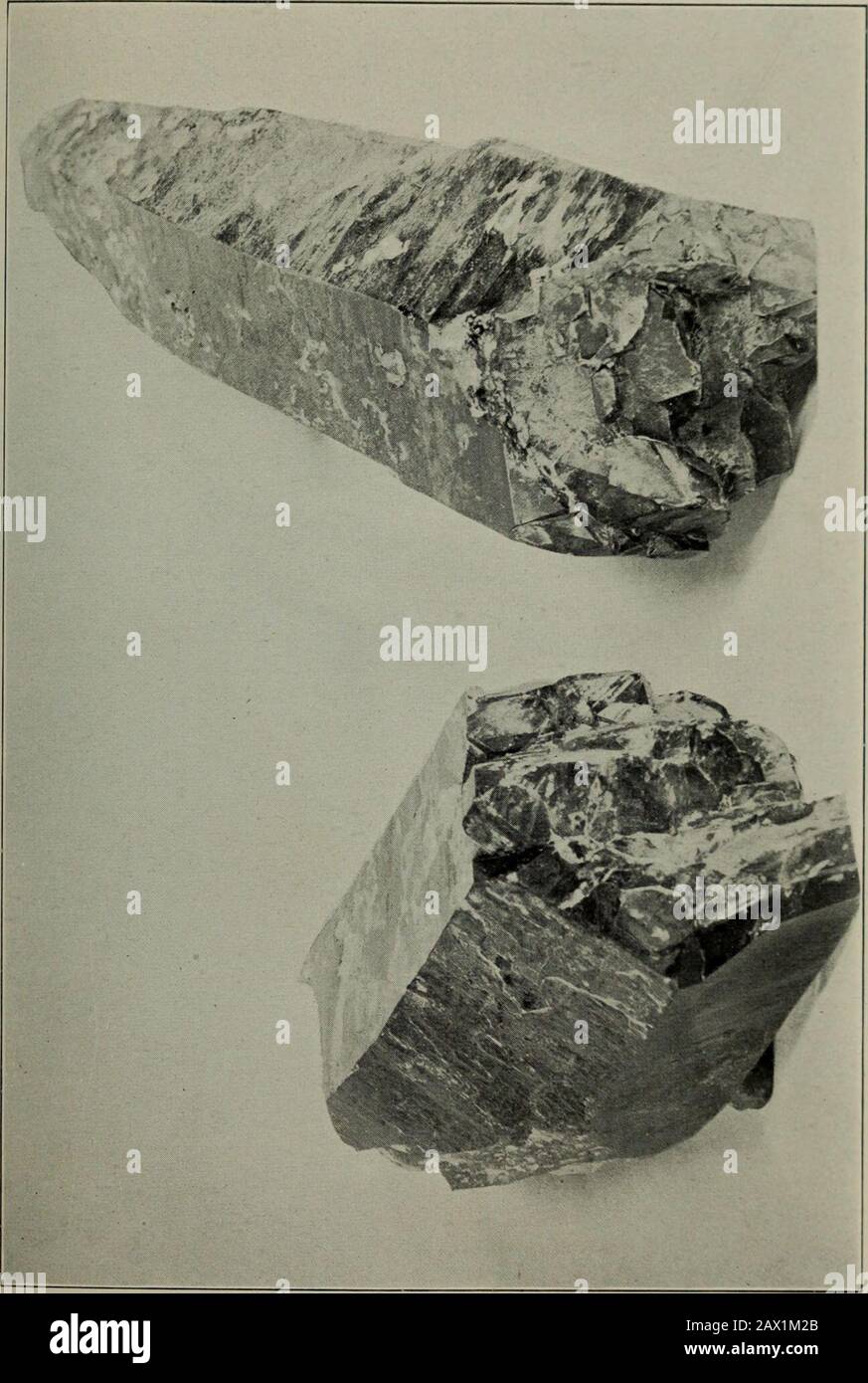 Ein beliebter Führer für Mineralien: Mit Kapiteln über die Sammlung von Mineralien in der American Museum of Natural History und die Entwicklung der Mineralogie. Des Würfels (6) geben 48 Räume. Diese zeigen ina-Kristallform in einem Hexoktaeder (Abb. 31) von w^hich ist die Limitform offensichtlich der Würfel. Es gibt weitere Grenzformen wie Therhombicdodekaeder, Tetrahexaeder, Oktaeder, Trigonales Dreisoktaeder und tetragonales Trisoktaeder oder alle Holohedralformen des isometrischen Systems. Es ist eine ausgezeichnete Praxis für den Lehrer, das Buch Prof. Moses und, während der gesamten Klasse des Systems zu nehmen Stockfoto