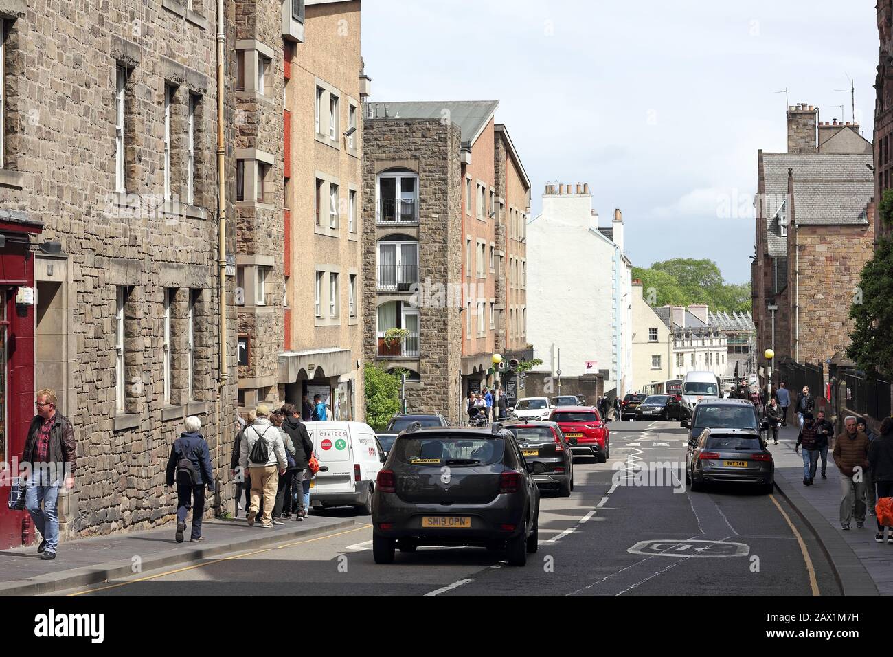 Verkehr im Canongate, einem Abschnitt der Royal Mile in Edinburgh Stockfoto