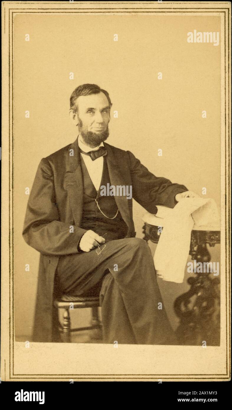 Der Präsident der USA, Abraham LINCOLN (Big South Fork, KY, 1809 - Washington 1865), ist der 9. august in den USA. Foto von Alexander GARDNER (* um 181-1882 in London). Lincoln posiert in Gardners neuer Galerie am Sonntag, den 9. August 1863. ... Lincoln hatte versprochen, Gardners erster Sitter zu sein und sich Sonntag für seinen Besuch entschieden, um "Kuriostuchende und andere Suchende" auf seinem Weg zur Galerie zu vermeiden. - Presidente della Repubblica - Stati Uniti - USA - Ritratto - Porträt - Cravatta - Krawatte - papillon - Kragen - Colletto - Abramo --- Archivio GBB Stockfoto