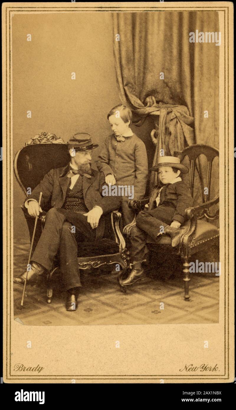 1861, USA: Willie und Tad Lincoln, Söhne von Präsident Abraham Lincoln, mit ihrem Vetter Lockwood Todd . Präsident Der USA ABRAHAM LINCOLN (Big South Fork, KY, 1809 - Washington 1865). Foto von Mathew B. BRADY (ca. 1823 - 1896 ). Das Foto zeigt Willie Lincoln (links), der am 20. Februar im Alter von elf Jahren starb, und seinen jüngeren Bruder Tad ( Thomas ), posierten mit dem Neffen ihrer Mutter, Lockwood Todd, in Mathew Brady's Studio in Washington, D.C. - Presidente della Repubblica - Stati Uniti - USA - Ritratto - Porträt - Cravatta - Krawatte - papillon - Kragen - Colletto - Abramo - Brüder - Fratell Stockfoto