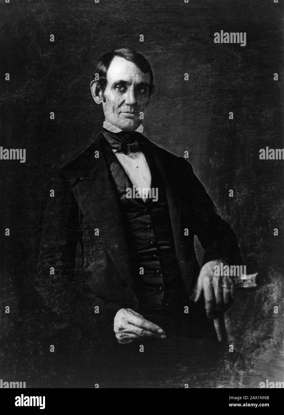 Der zukünftige Präsident der Vereinigten Staaten, ABRAHAM LINCOLN (* 1809; † 1865), war der aus Illinois gewählte Kongressabgeordnete. Foto Daguerreotyp von Nicholas H. Shepherd . Er wurde Nicholas H. Shepherd zugeschrieben, basierend auf den Erinnerungen von Gibson W. Harris, einem Jura-Studenten in Lincoln's Büro von den Jahren von 1845 bis 1848. Dieser Daguerreotyp ist das frühestbekannte Foto von Abraham Lincoln, das im Alter von 37 Jahren aufgenommen wurde, als er Grenzanwalt in Springfield und Kongressabgeordneter aus Illinois war. - Presidente della Repubblica - Stati Uniti - dagherrotipo - USA - ritratto - Portrait - Cravatta - Krawatte - papillon - Kragen Stockfoto