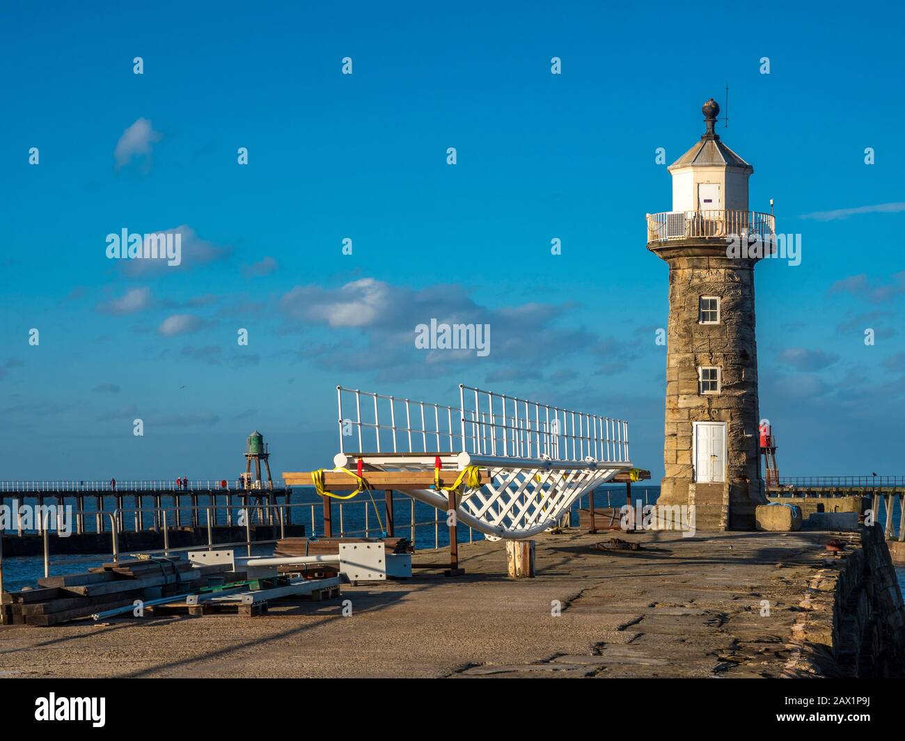 East Pier Verlängerung Steg auf Quayside kurz vor der Installation, Whitby, Großbritannien. Stockfoto