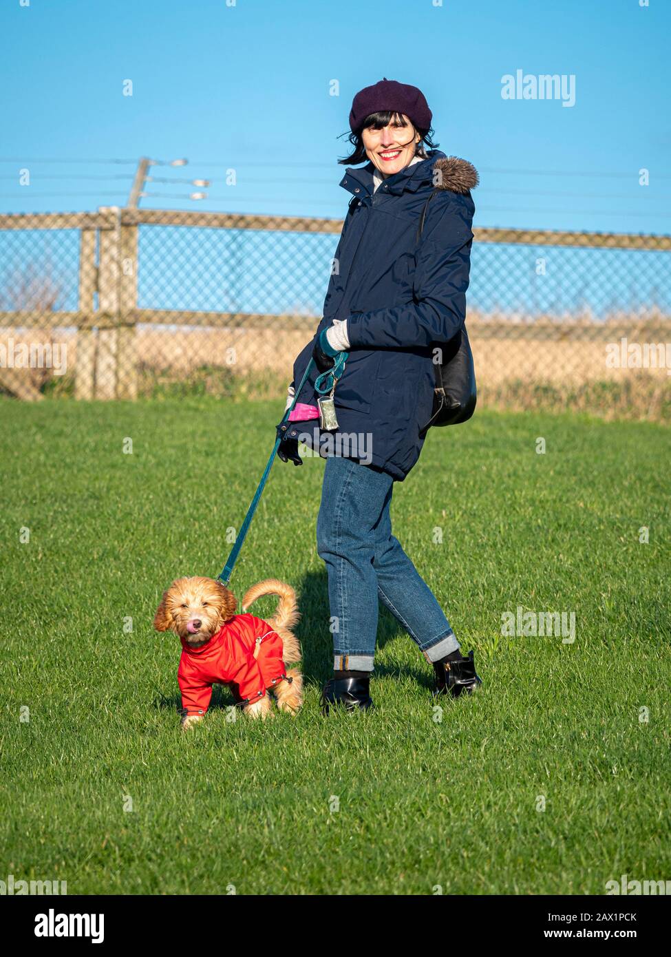 Frau mit Kakapfuh-Welpe beim Lead-Walking Stockfoto