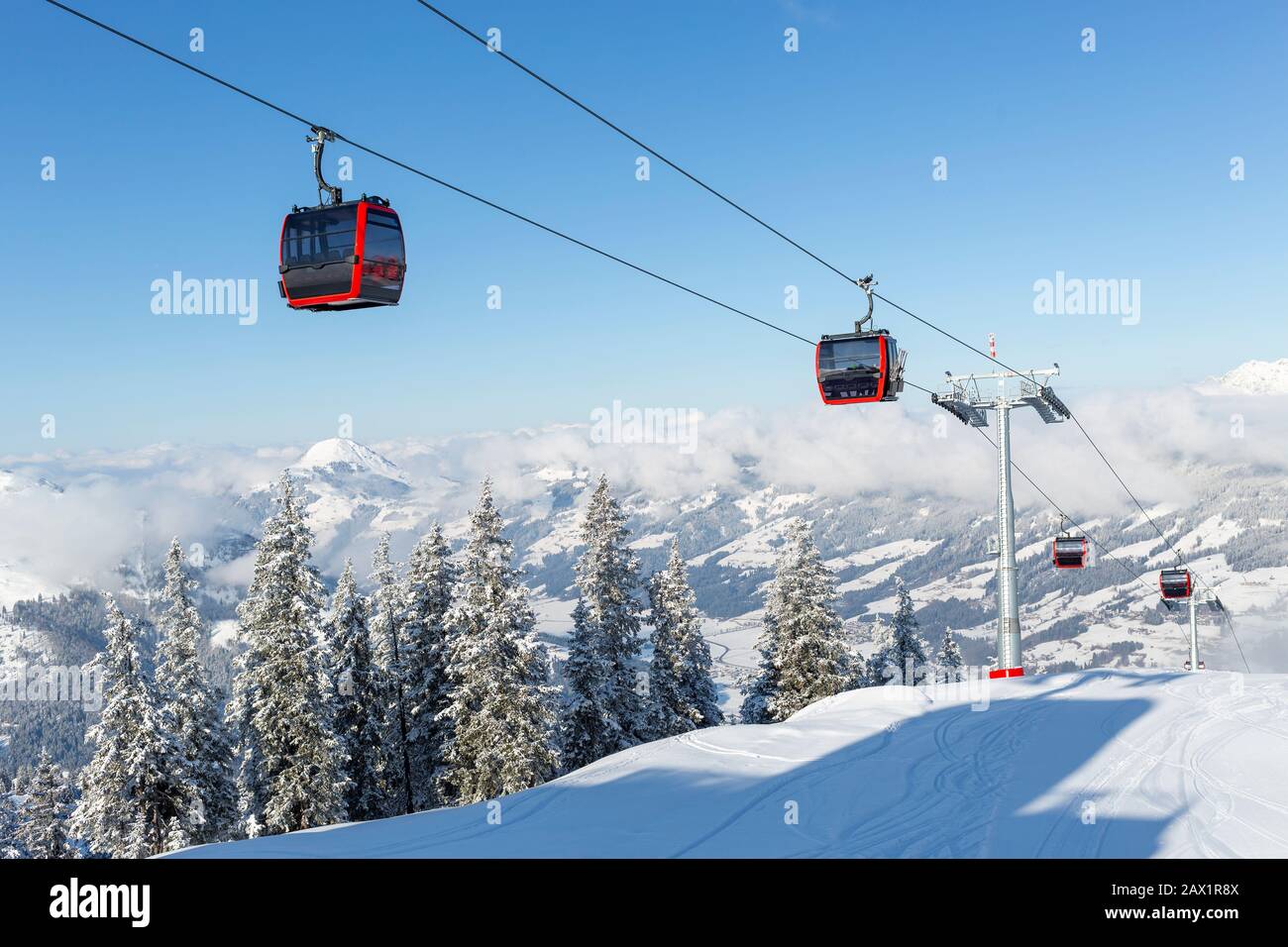 Moderne Skigondel in einem österreichischen Skigebiet an einem verschneiten Wintertag. Stockfoto