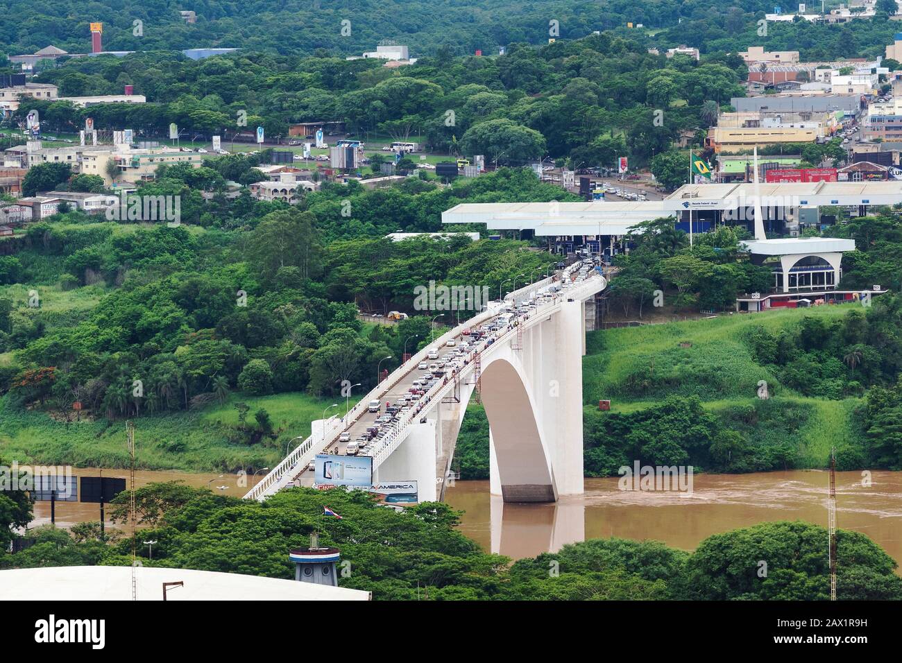 Luftbild des Verkehrs, der die Freundschaftsbrücke (Portugiesisch: Ponte da Amizade) überquert und Foz do Iguacu, Brasilien, mit Ciudad del Este, Paraguay verbindet. Stockfoto