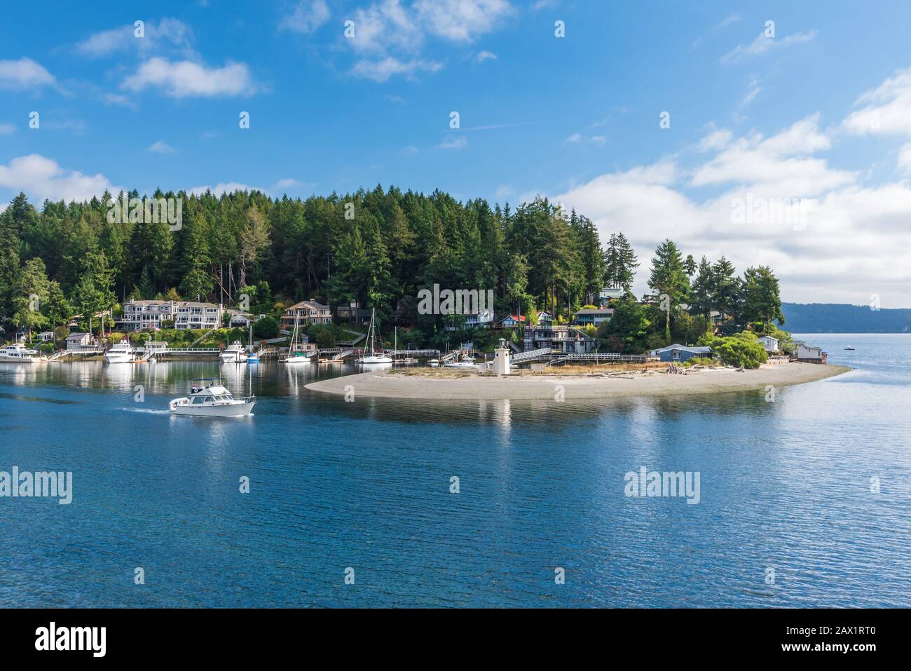 Am frühen Morgen über der geschützten Bucht von Gig Harbor, Washington mit blauem Himmel und hübschen weißen Wolken Stockfoto