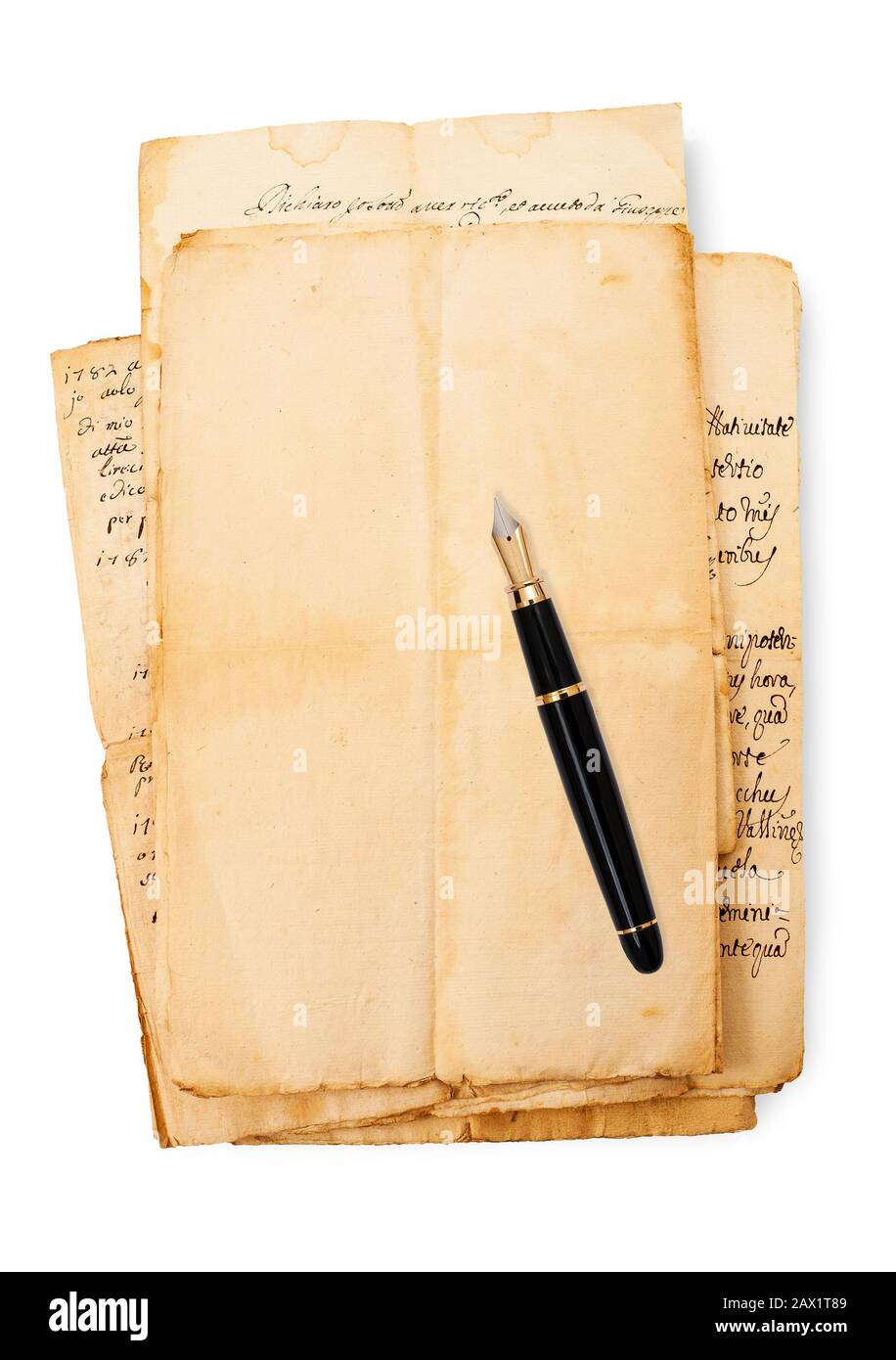 Alte Blätter mit Füllfederhalter isoliert auf Weiß Stockfoto