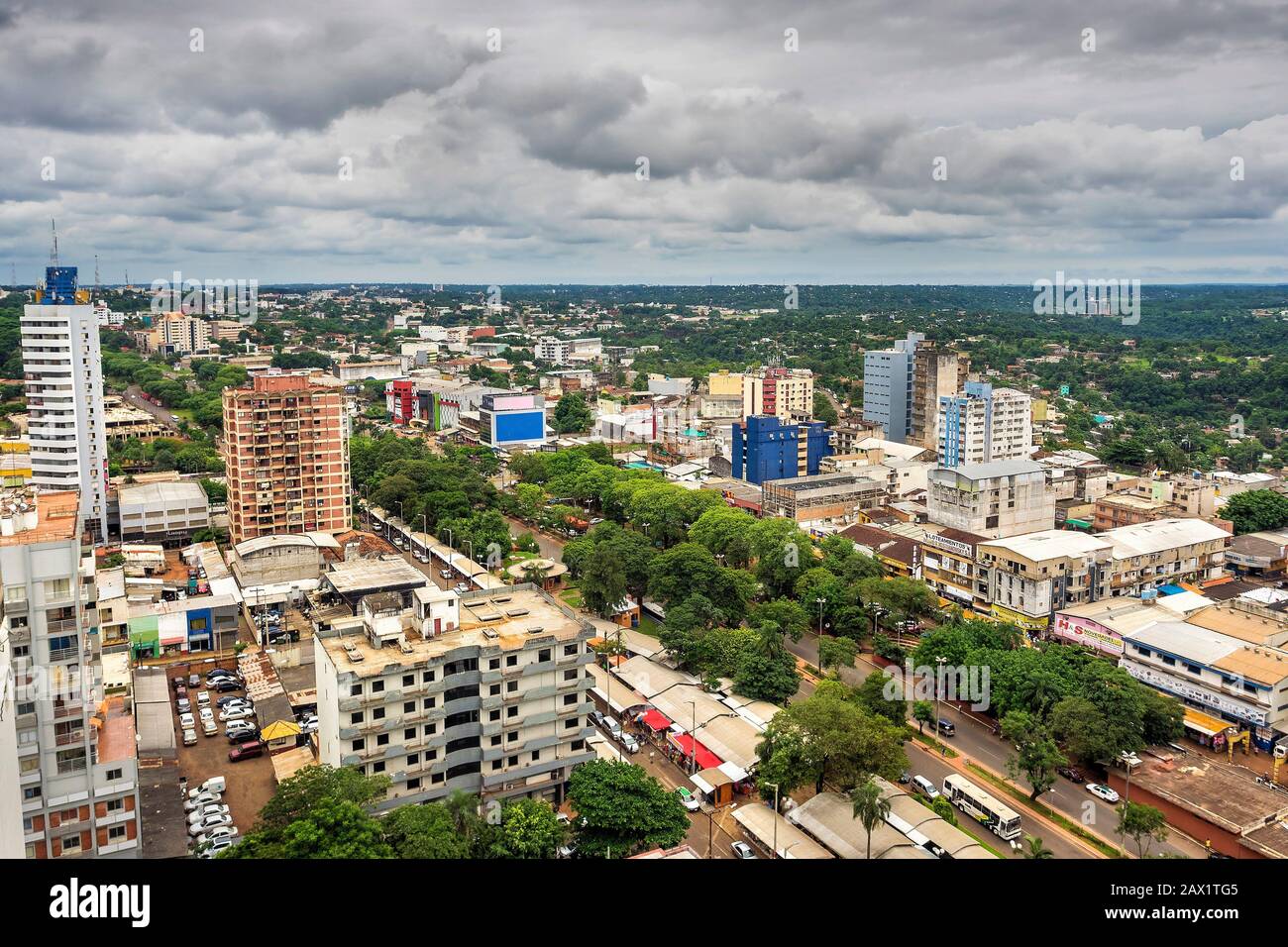 Luftaufnahme von Ciudad del Este, der zweitgrößten Stadt Paraguays, an der Grenze zu Foz do Iguacu, Brasilien. Stockfoto