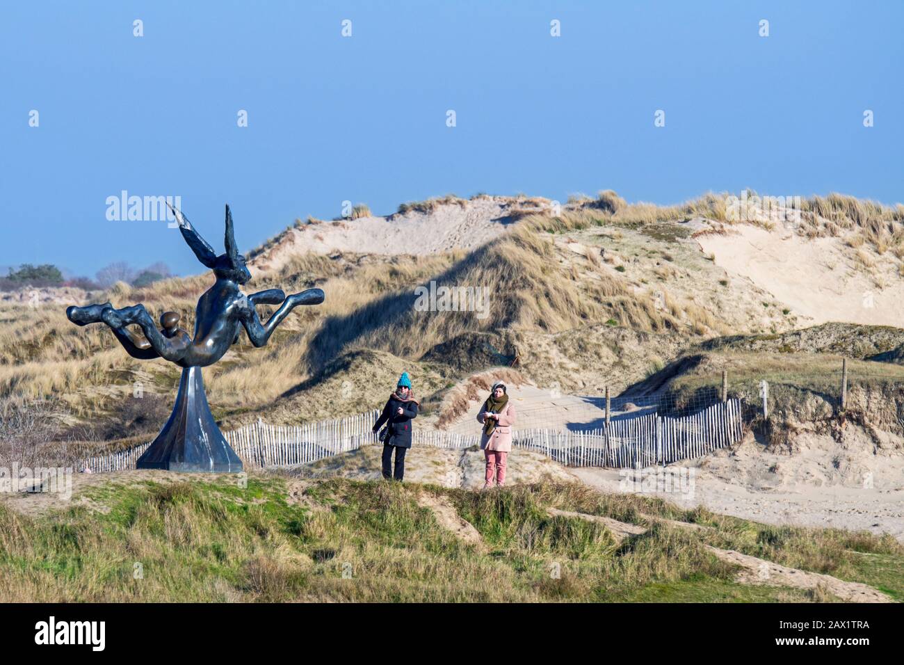 Die Gastfreundschaft der Skulpturen des Künstlers Barry Flanagan zeigt sprunghaften Hare in den Dünen in der Nähe des Zwin-Naturschutzgebietes in Knokke-Heist, Westflandern, Belgien Stockfoto