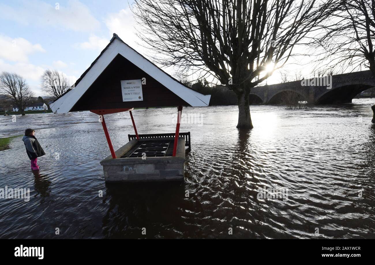 Peebles, Scottish Borders.9th Feb.20 River Tweed Burst its Banks Peebles, Scottish Borders Pic zeigt, dass Jugendliche durch die flachen Gewässer wehen Stockfoto