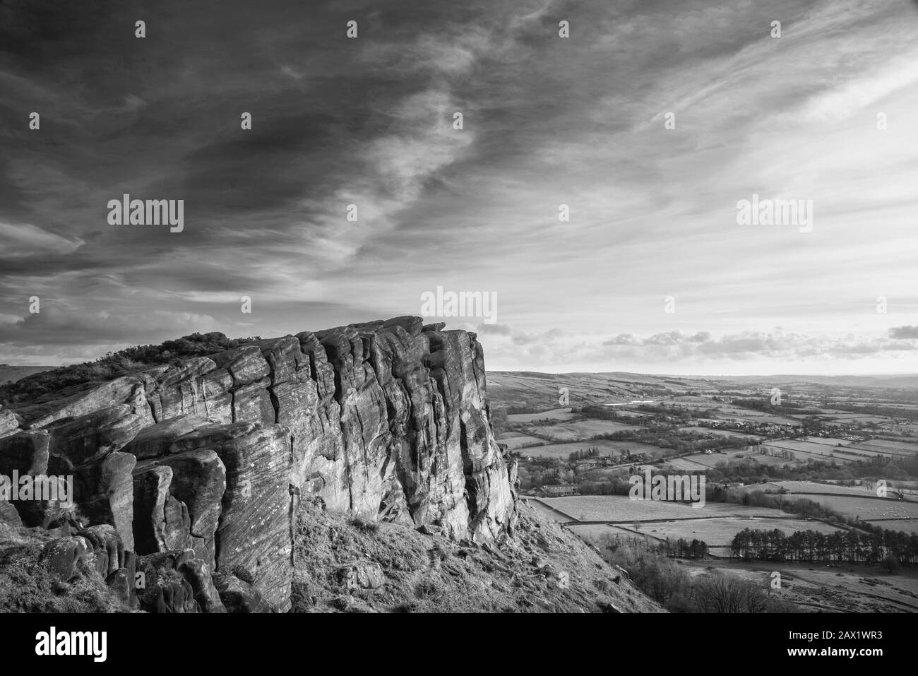 Atemberaubende Schwarz-Weiß-Peak-District-Winterlandschaft mit Blick vom Gipfel der Hen Cloud über die Landschaft und zum Tittesworth Reservoir Stockfoto