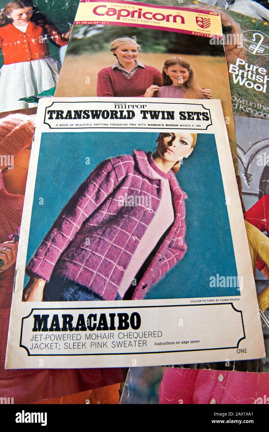 Strickmuster in 'Women's Mirror', das eine Dame zeigt, die ein 'Transworld Twin Set' trägt, ist kostenlos. Vom 1965. Nur für redaktionelle Zwecke. Stockfoto
