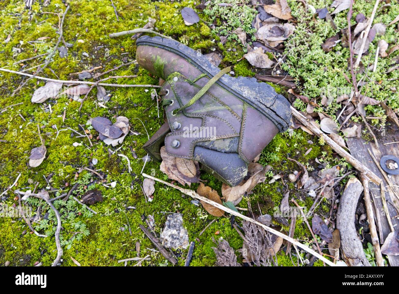 Ansichten darüber, wie Menschen die Umwelt sowohl durch Unwissenheit als auch Faulheit missbrauchen, die uns alle beeinflusst Stockfoto