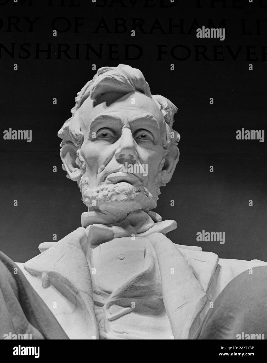 2000 Ca, WASHINGTON, DC, USA: Daniel Chester French's Statue von Abraham Lincoln im Lincoln Memorial, Washington, D.C. Der Präsident der USA, ABRAHAM LINCOLN (* 1809; † 1865). Foto von Carol M. Highsmith Lincoln Memorial, Washington D.C., Das Lincoln Memorial ist eine amerikanische Gedenkstätte, die zum Gedenken an den 16. Präsidenten der Vereinigten Staaten, Abraham Lincoln, errichtet wurde. Es befindet sich in der National Mall in Washington, D.C. und wurde am 30. Mai 1922 eingeweiht. Der Architekt war Henry Bacon, der Bildhauer der Hauptstatue (Abraham Lincoln, 1920) war Daniel Chester French und der Maler des Stockfoto