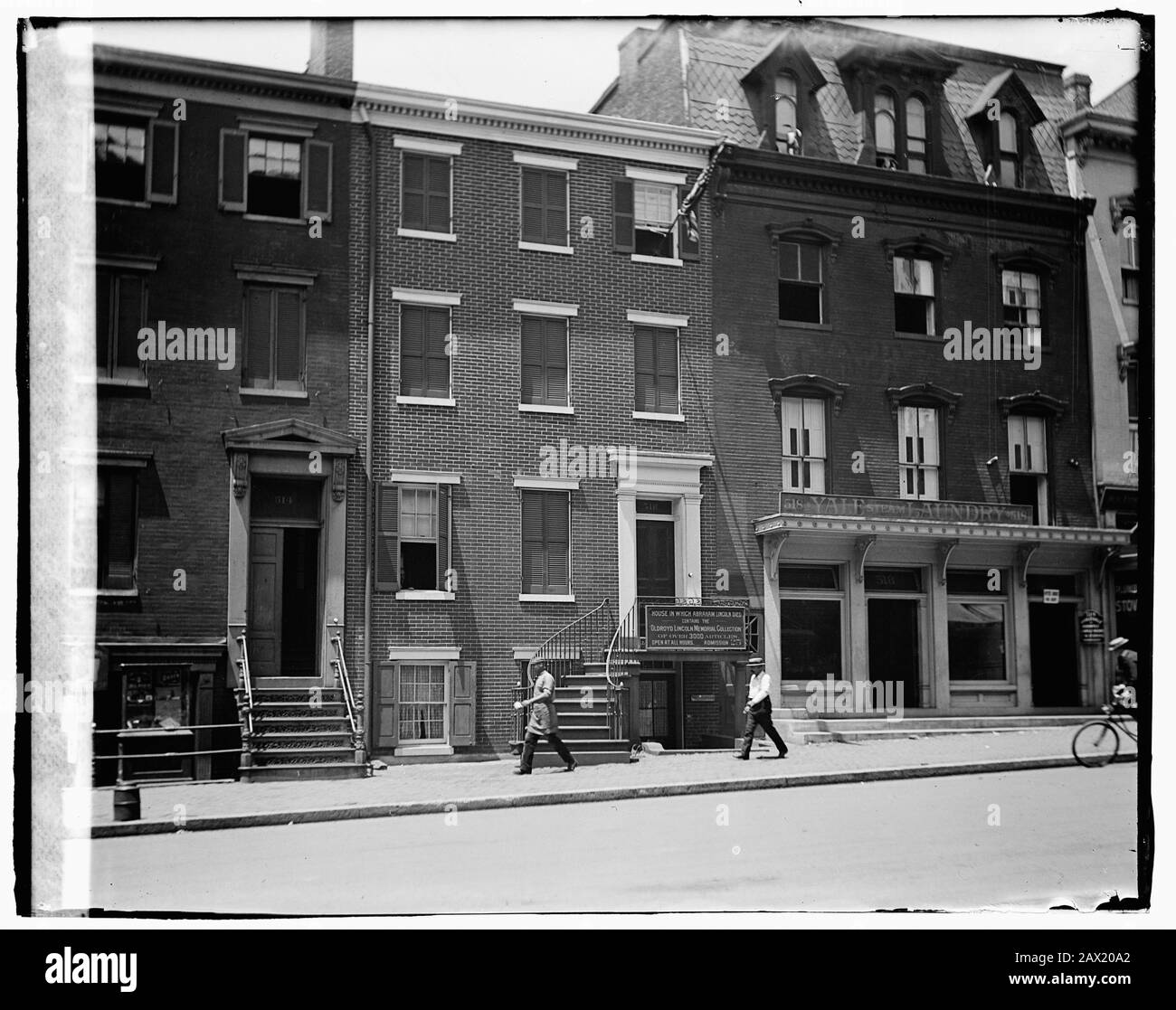 1918 Ca, WASHINGTON, DC, USA: Petersen House, wo Präsident Abraham Lincoln 1865 starb, nachdem er von dem Attentäter John Wilkes Booth auf der anderen Straßenseite im Ford's Theatre, Washington, D.C. erschossen worden war. Der Präsident der Vereinigten Staaten, ABRAHAM LINCOLN (* 1809; † 1865), tot am 15. April 1865. Foto der National Photo Company - Presidente della Repubblica - Stati Uniti - USA - Abramo - Assassinio - Omicidio - Omicidio - Attentato - morte - Casa - home - abitazione - House - architettura - Architecture --- Archivio GBB Stockfoto