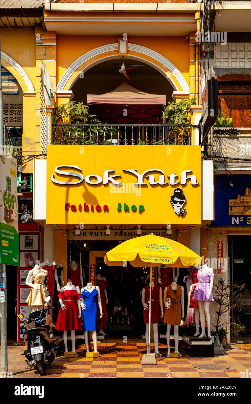 Ein Shop für Kleidung am Flussufer, Battambang, Kambodscha. Stockfoto