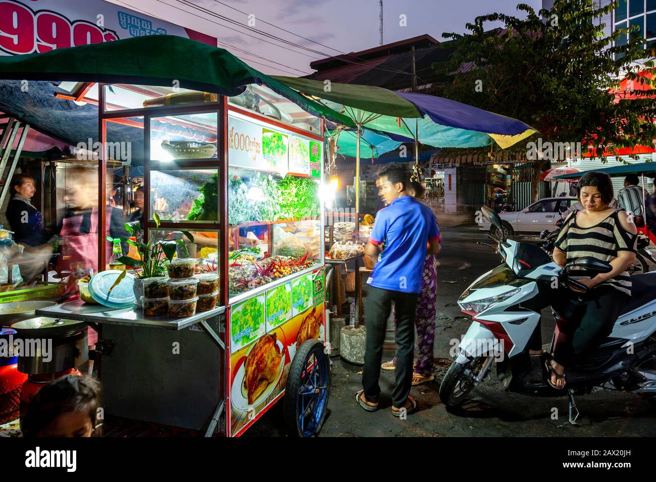 Street Food Zum Verkauf Auf Dem Nachtmarkt, Battambang, Kambodscha. Stockfoto