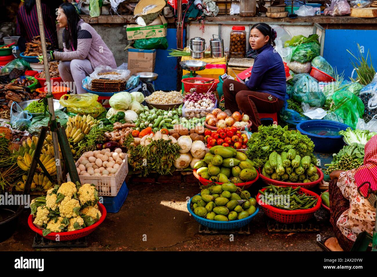 Obst und Gemüse Zum Verkauf Auf Dem Markt von Psar Nath (Zentralmarkt), Battambang, Kambodscha. Stockfoto