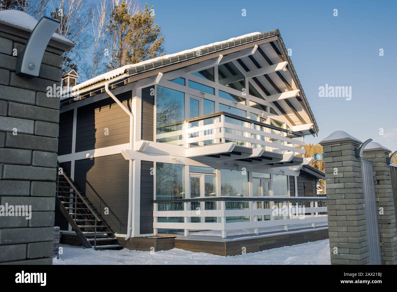 Horizontal keine Menschen von einem modernen zweistöckigen Haus mit großen Fenstern, sonniger Wintertag erschossen Stockfoto