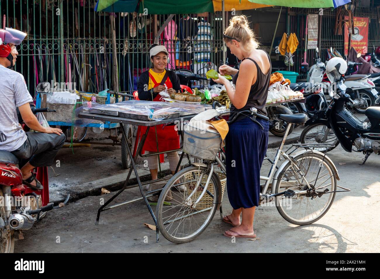 Ein weiblicher Reisender Kauft Street Food Von A Stall, Battambang, Kambodscha. Stockfoto