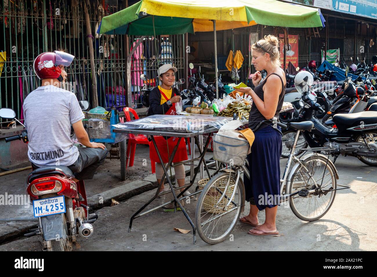 Ein weiblicher Reisender Kauft Street Food Von A Stall, Battambang, Kambodscha. Stockfoto