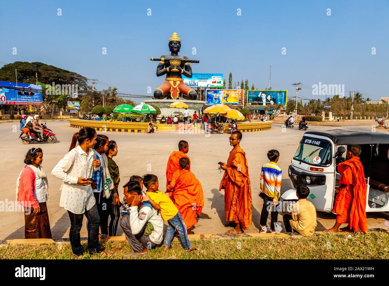 Eine Gruppe Von Monks In der Ta Dumbong Kro Aung Statue, Battambang, Kambodscha. Stockfoto