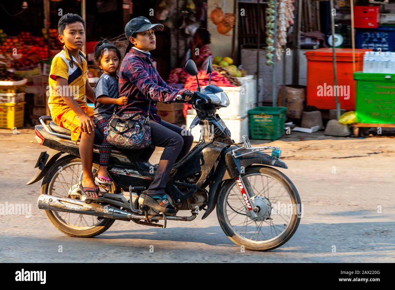 Lokale Leute, Die Mit Dem Motorrad Fahren, Battambang, Kambodscha. Stockfoto