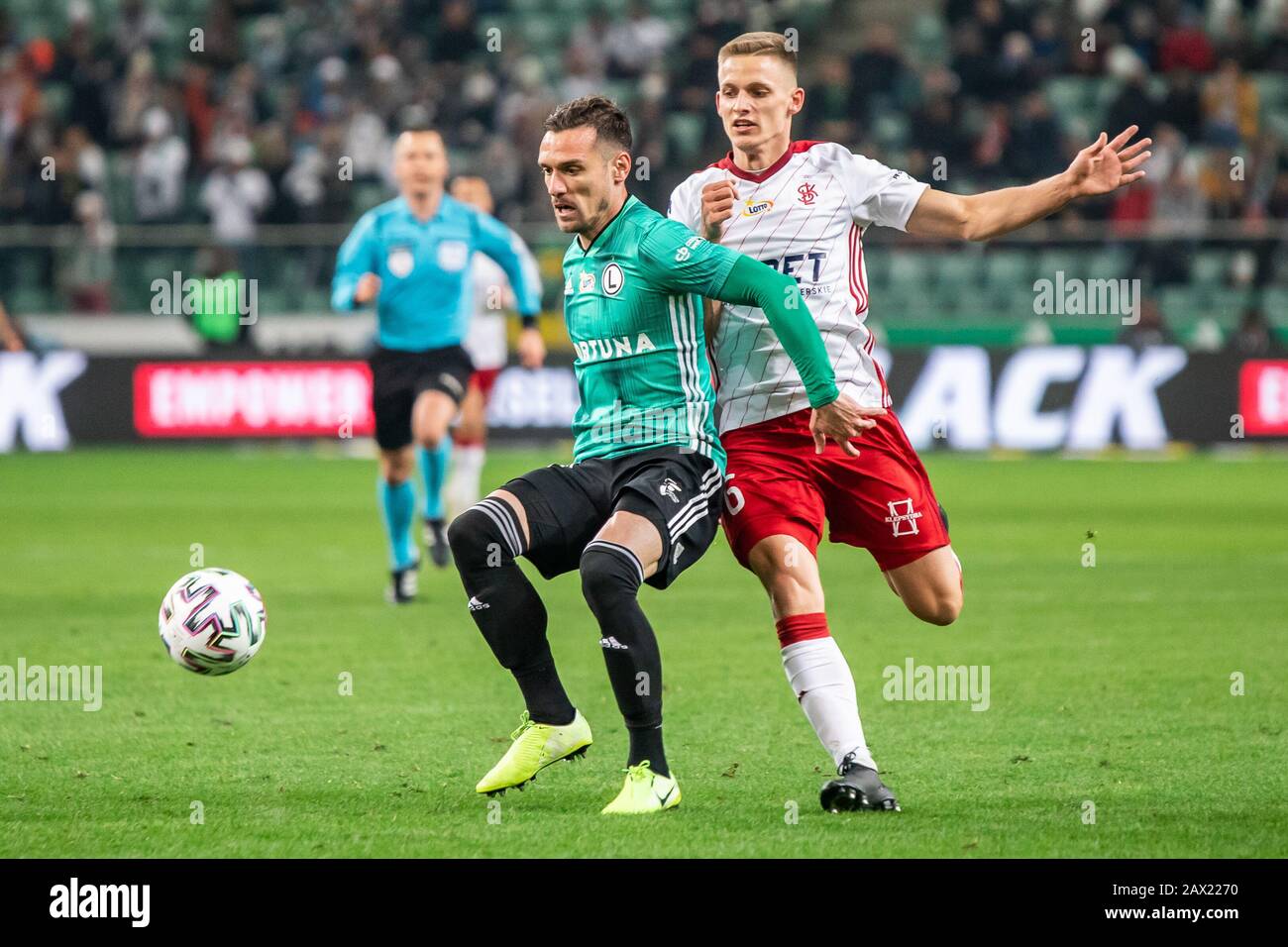 Marko Vesovic Von Legia Warszawa L Und Maciej Wolski Von Lks Lodz R Sind Wahrend Des Pko Ekstraklasa Ligaspiels Zwischen Legia Warszawa Und Lks Lodz Im Marschall Jozef Pilsudski Legia Warschauer Stadtstadion Im
