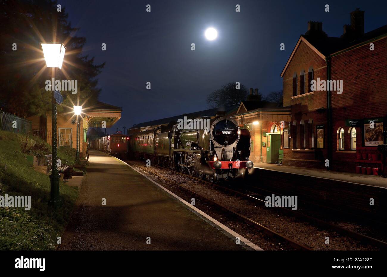 30925 Cheltenham pausiert am Bahnhof von Rotley an der Mid Hants Railway. Stockfoto