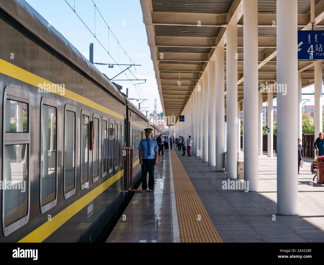 Bahnsteig Jining mit uniformierter Wache bei der ersten Klasse des Trans-Mongolian-Express-Zuges, China, Asien Stockfoto