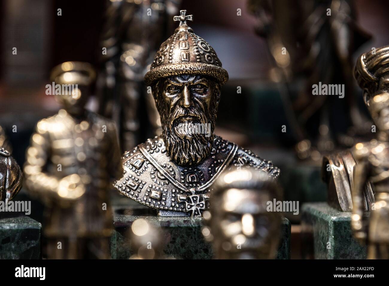 Eine Büste aus Bronze von Zar Iwan dem Schrecklichen wird an einem Straßendenkenschalter auf dem Roten Platz im Zentrum Moskaus, Russland, verkauft Stockfoto