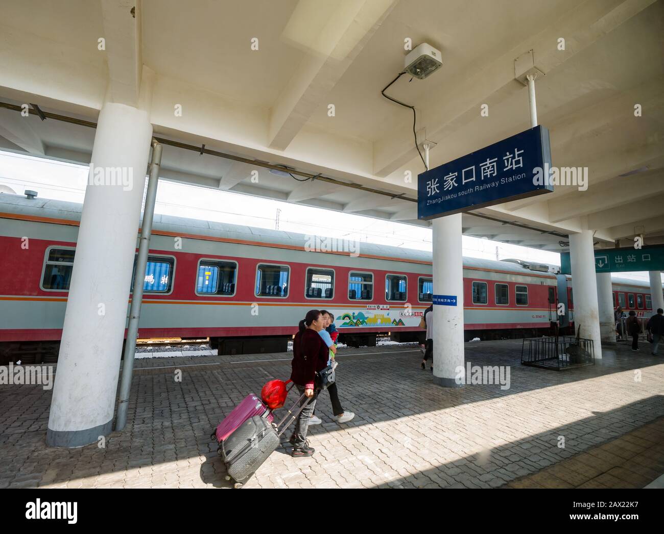 Chinesische Passagiere mit Gepäck auf dem Bahnsteig des Intercity Zhangjiakou South, Provinz Hebei, China Stockfoto