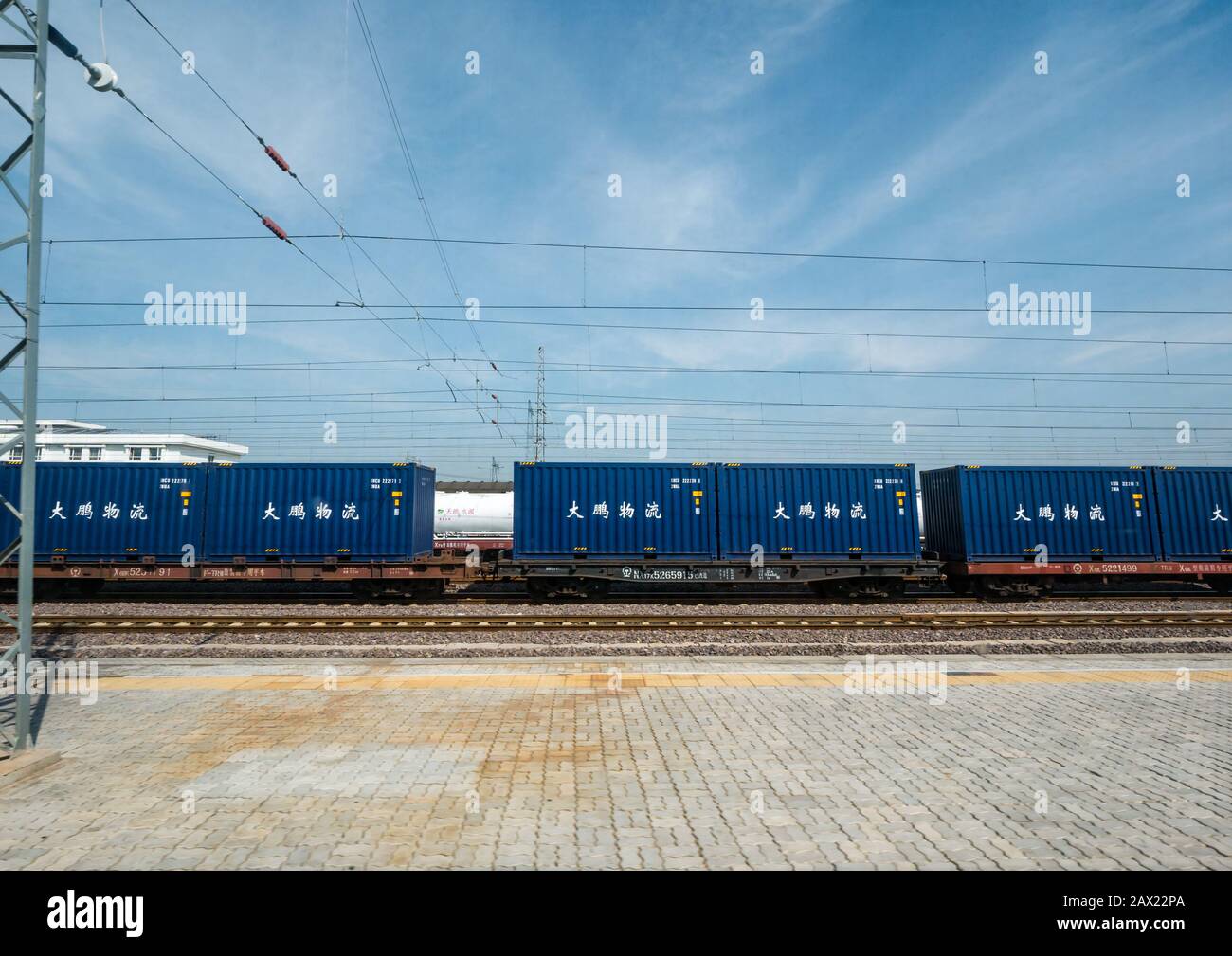 Güterzüge auf der Eisenbahnlinie im Bahnhof, China, Asien Stockfoto