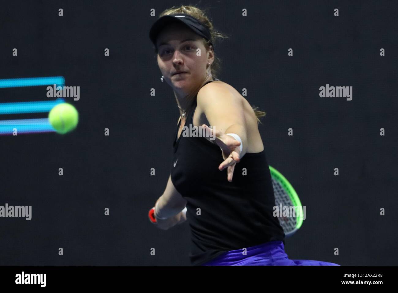 Ludmila Samsonova aus Russland spielt beim Tennisturnier der St. Petersburg Ladies Trophäe 2020 in der Sibur Arena gegen Anastasia Potapova (nicht gesehen). Stockfoto