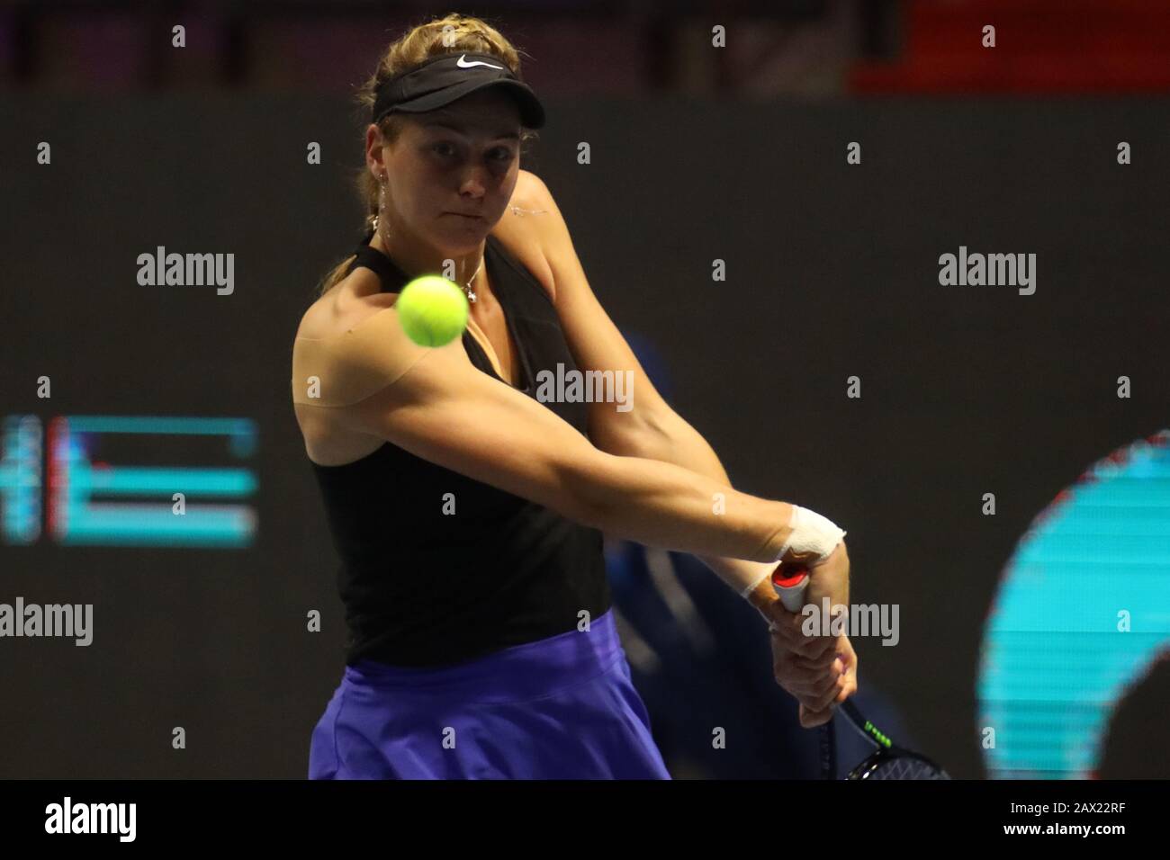 Ludmila Samsonova aus Russland spielt beim Tennisturnier der St. Petersburg Ladies Trophäe 2020 in der Sibur Arena gegen Anastasia Potapova (nicht gesehen). Stockfoto