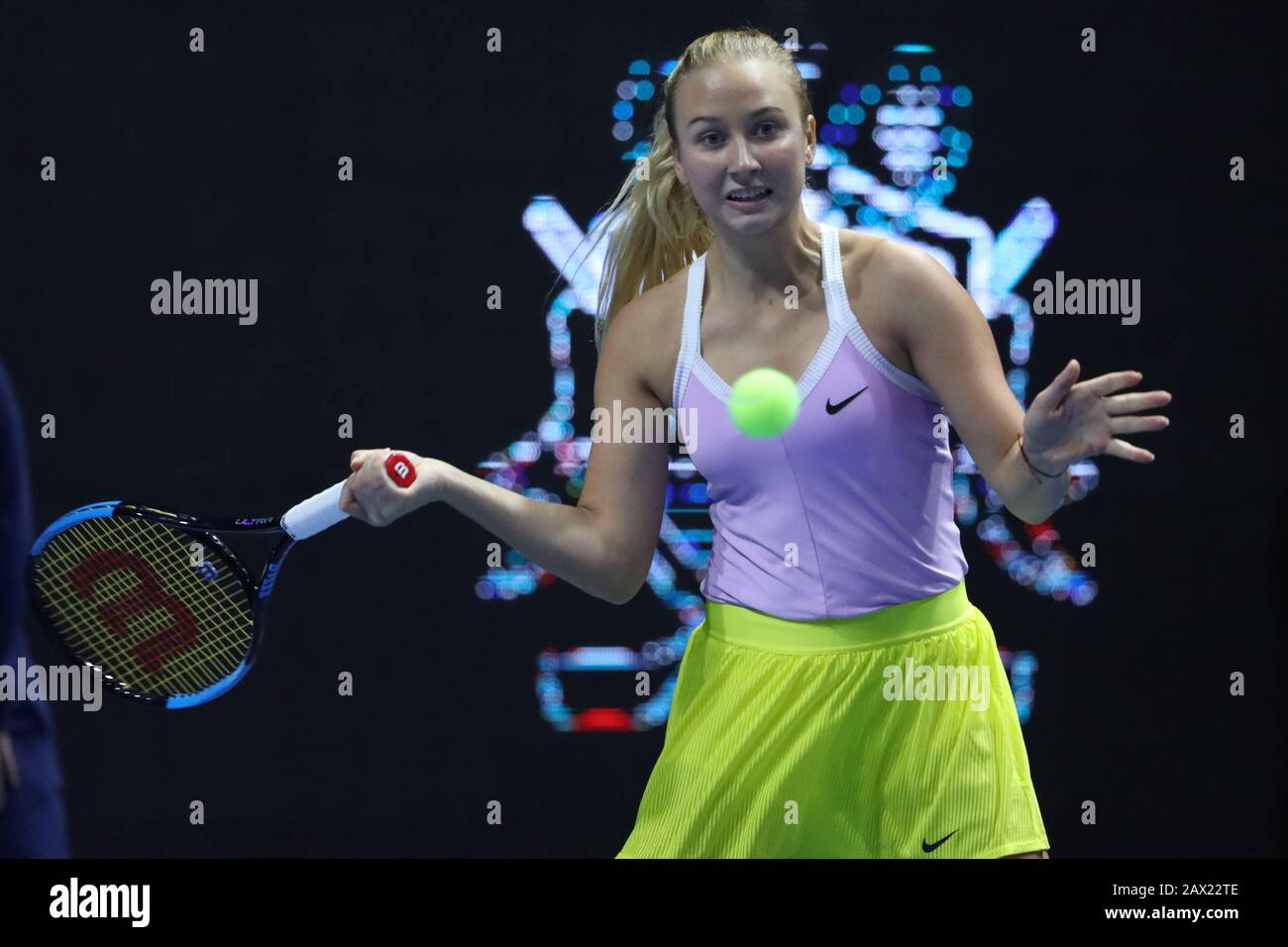 Anastasia Potapova aus Russland spielt gegen Ludmila Samsonova (nicht gesehen) aus Russland während des Tennisturniers St. Petersburg Ladies Trophäe 2020 in der Sibur Arena. Stockfoto