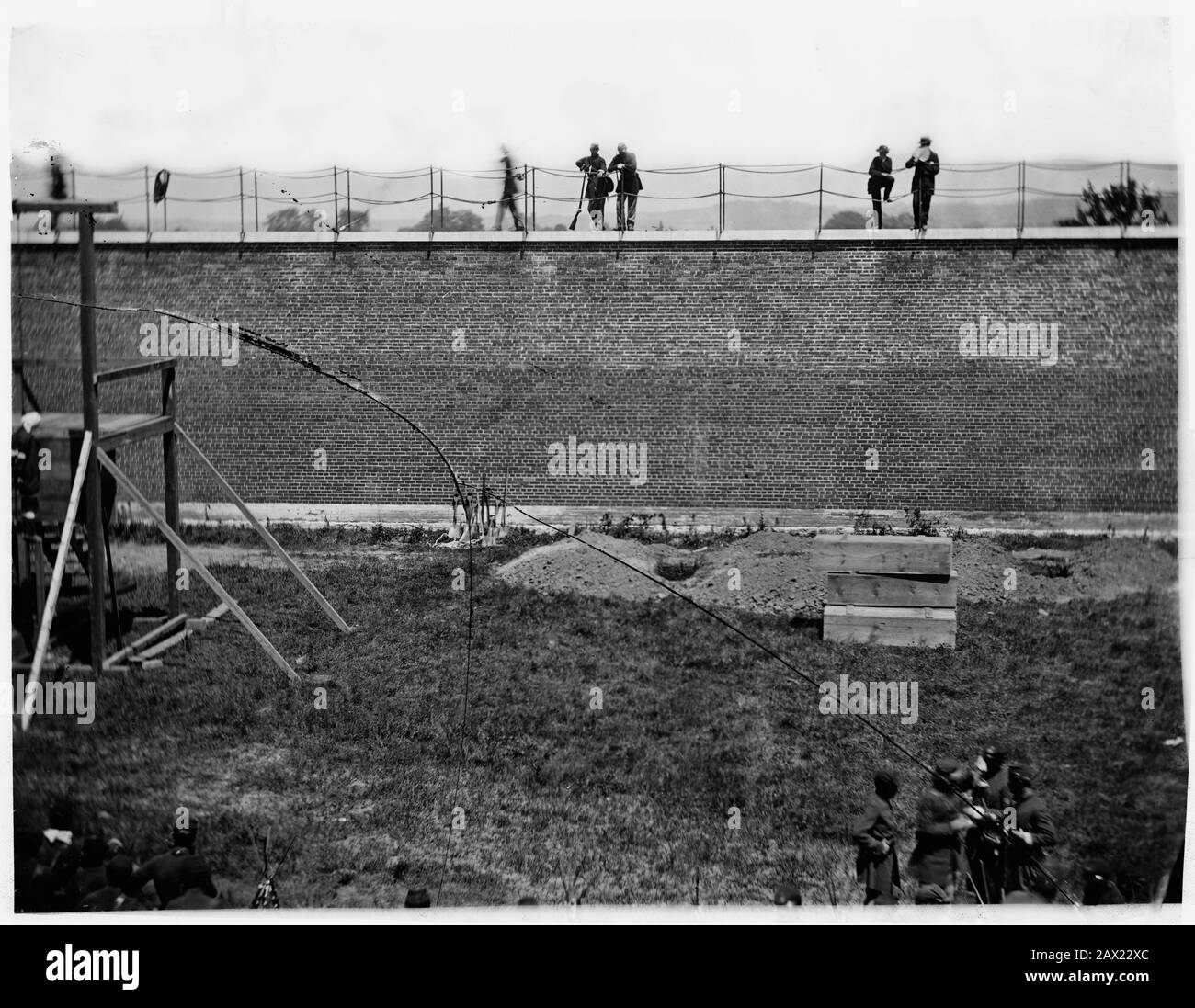 1865, 7. juli, Navy Yard, WASHINGTON, D.C., USA: Die Särge von vier Verurteilten Frau Mary Surratt (* um 1820-1865 in London), Lewis Powell im Alter von 21 Jahren (* um Lewis Payne oder Paine, 1844; † 1865 in London), David E. Herold und George A. Atzerodt am Tag des Hangens . Die Särge, die in der Nähe der Gräber warteten, wurde das Corps unmittelbar nach dem Aufhängen in den Marinehyften begraben, um einen Volksaufstand gegen die zum Tode Verurteilten zu vermeiden, wenn sie auf einem öffentlichen Friedhof begraben worden waren. Sowohl von Anhängern Lincoln als auch von Verteidigern von Verschwörungs-Secessionisten . Mary Surratt wird die erste woma Stockfoto