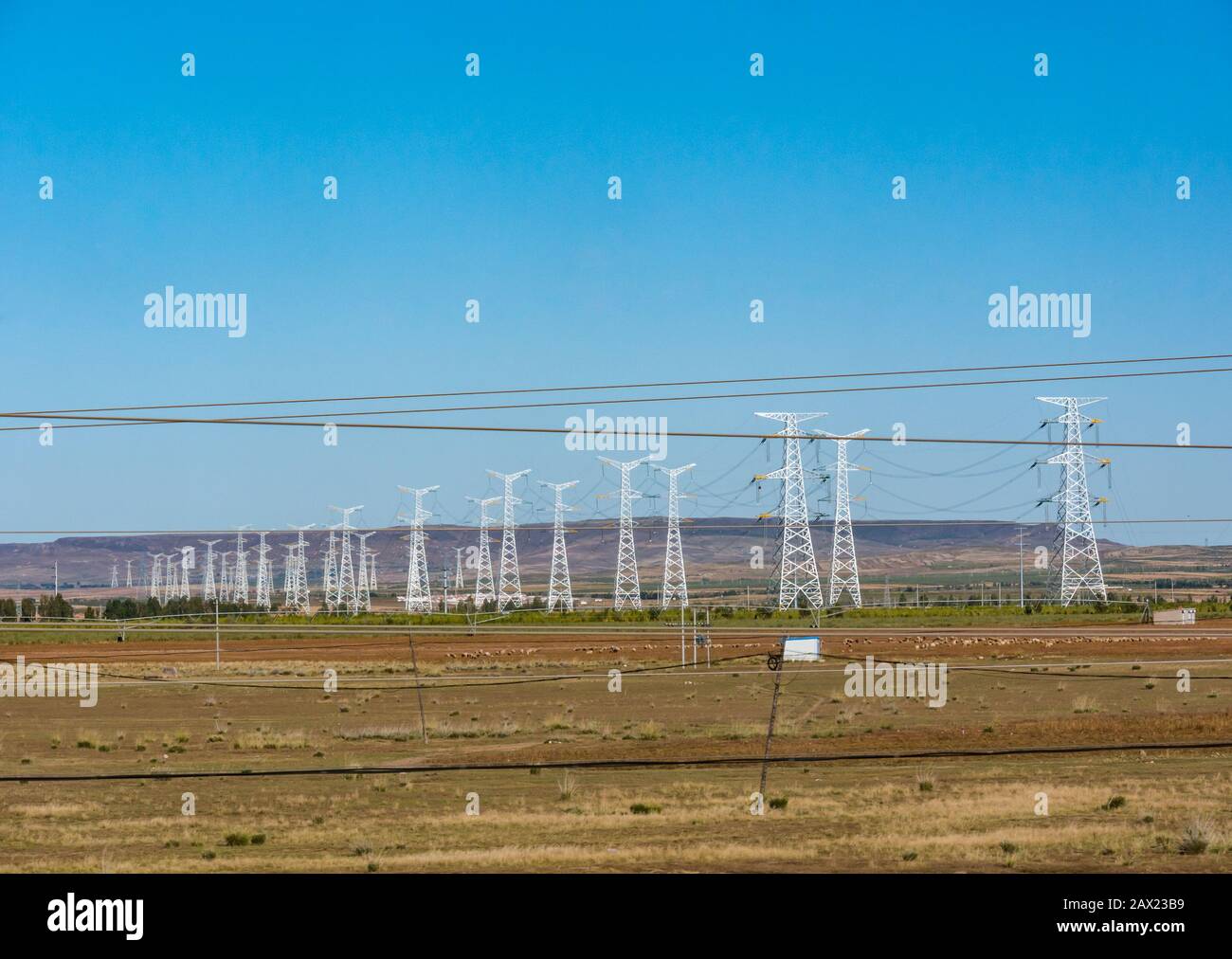 Landschaft mit Elektro-Pylonen vom Zugfenster des Trans-Mongolian Express, Der Inneren Mongolia, China, Asien Stockfoto