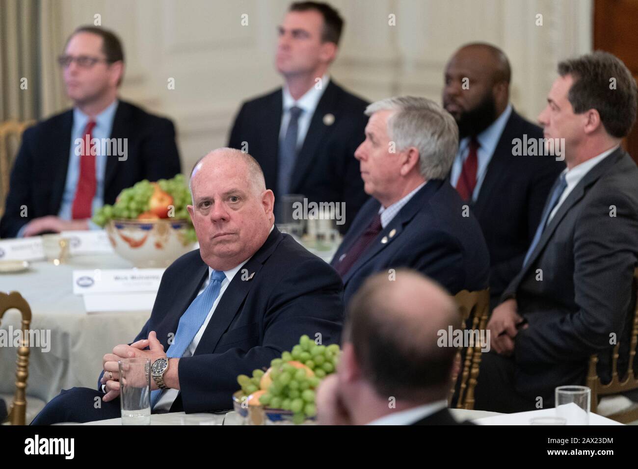 Marylands Gouverneur Larry Hogan(R) hört zu, als Präsident der Vereinigten Staaten Donald J. Trump während der Geschäftssitzung des Weißen Hauses mit Gouverneuren im Weißen Haus in Washington, DC während der Treffen der National Governor's Association Bemerkungen macht. Gutschrift: Chris Kleponis/Pool über CNP /MediaPunch Stockfoto