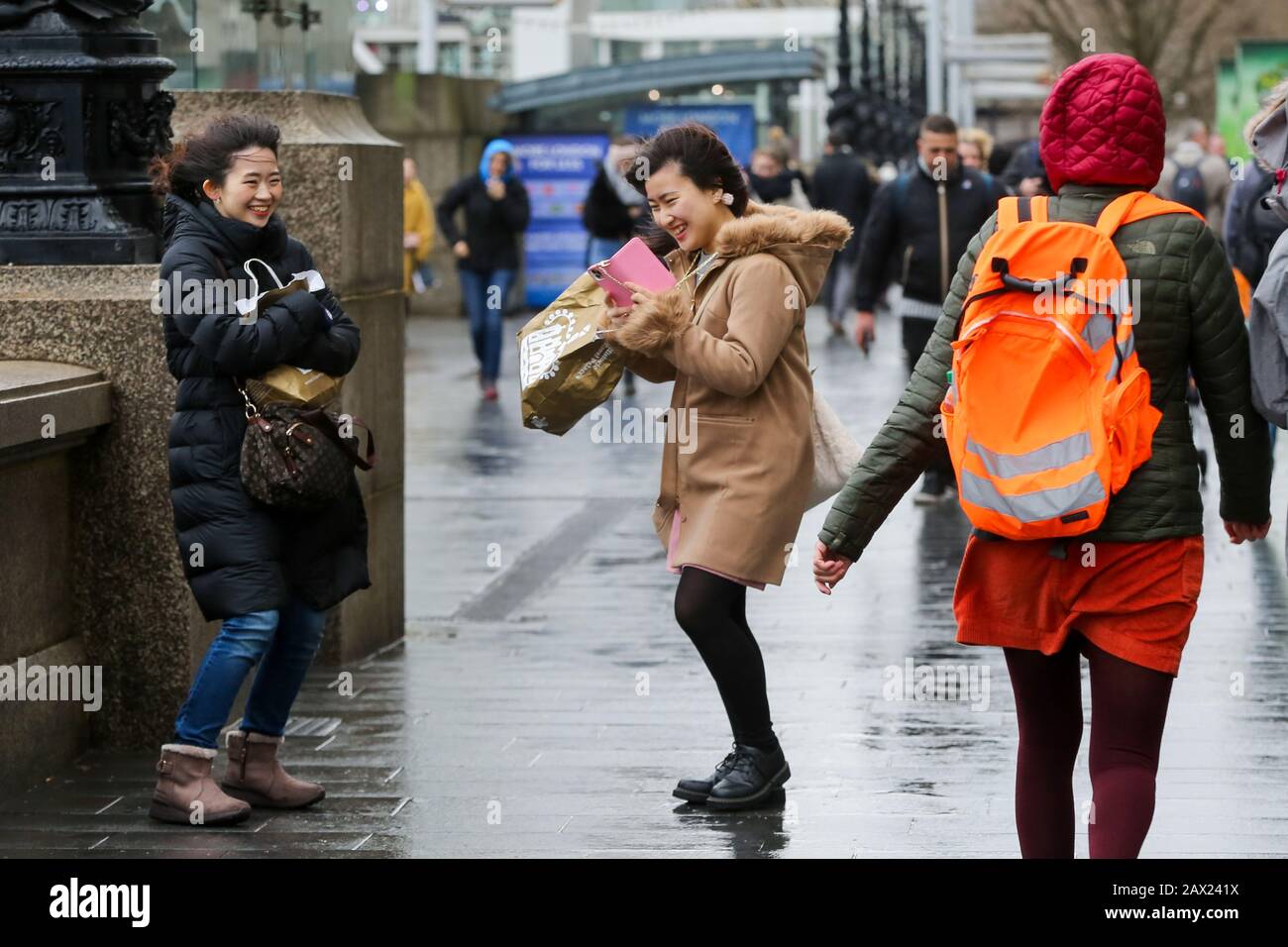 London, Großbritannien. Februar 2020. Frauen trotzen den starken Winden und den stürmischen Bedingungen auf der Westminster Bridge, während der Sturm Ciara über Großbritannien fegt.Sturm Ciara trifft London mit starkem Regen und starkem Wind. Kredit: Dinendra Haria/SOPA Images/ZUMA Wire/Alamy Live News Stockfoto