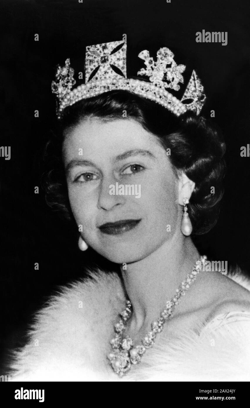 1953, Buckingham Palace, London, England: Königin ELISABETH II. Von England (* 1926 ). - REALI - KÖNIGTUM - nobili - nobiltà - Adel - GROSSBRETAGNA - Pelze - Pelliccia - GROSSBRITANNIEN - INGHILTERRA - REGINA - WINDSOR - Haus von Saxe-Coburg-Gotha - Prominentenpersönlichkeit - Halskette - Krone - Corona - Collana - Bijoux - Gioiello - Gioielli - Juwelen - Schmuck - Diamante - diamanten - Diamanten - Korona - Krone - Lächeln - sorriso --- ARCHIVIO GBB Stockfoto