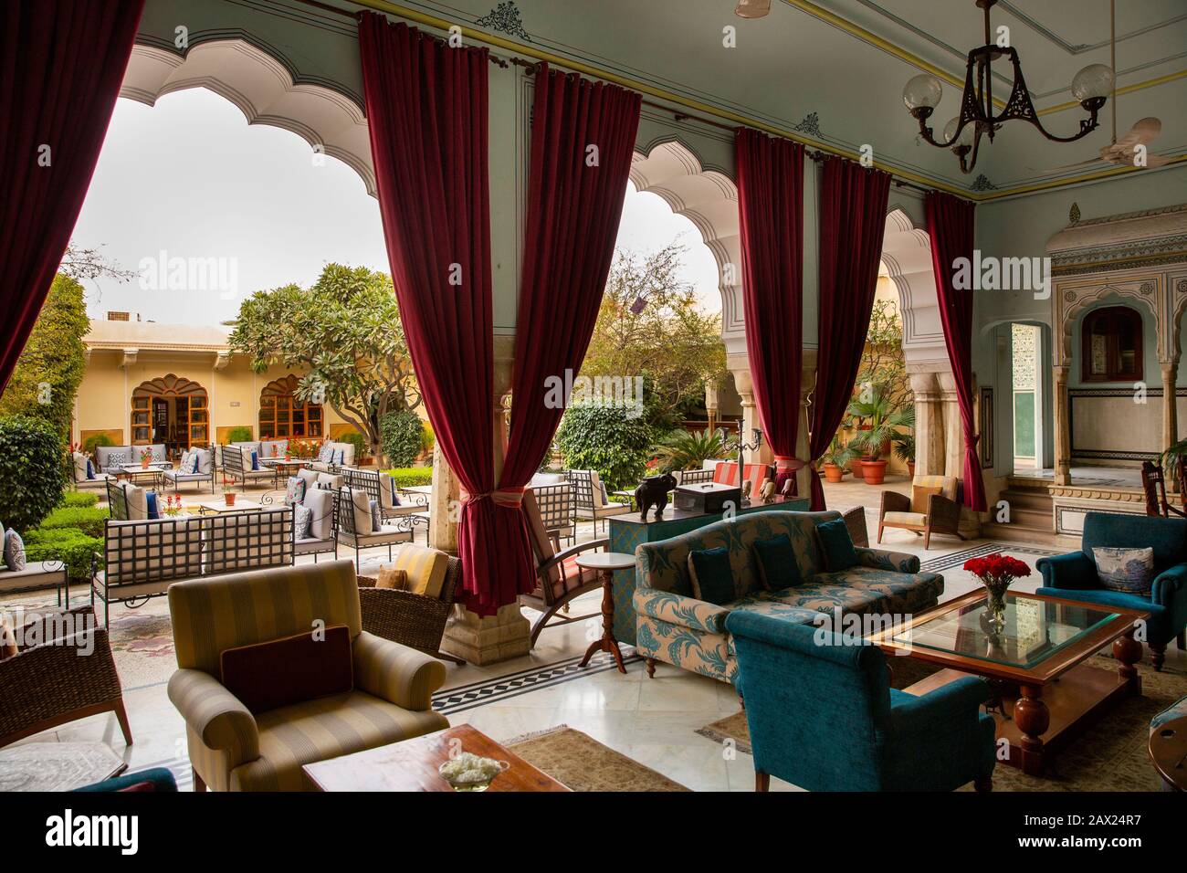 Indien, Rajasthan, Jaipur, Gangapole, Samode Haveli Hotel, im Stadthaus der königlichen Familie Samode, Wohnbereich neben dem ehemaligen Speisesaal Stockfoto